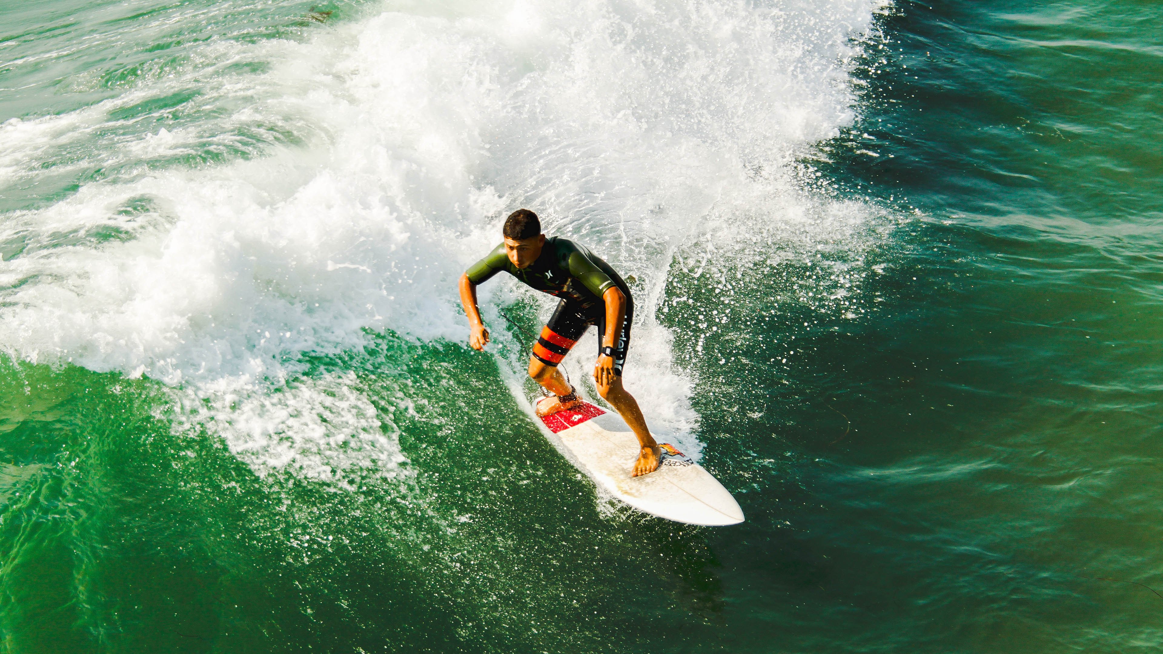 “英超逆境反击，夺冠希望依旧存续”，英超逆袭夺冠